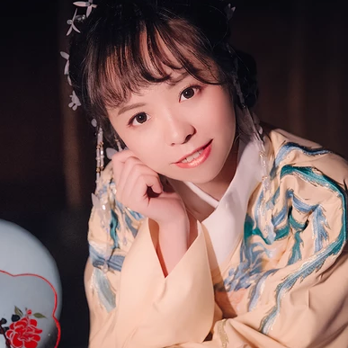 月夜帶團扇女生頭像，唯美古風真人頭像
