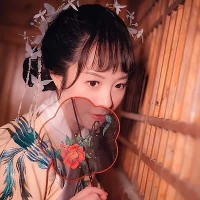 月夜帶團扇女生頭像，唯美古風真人頭像