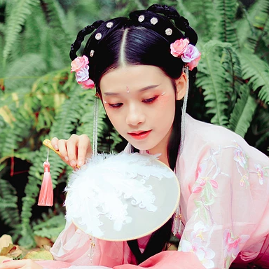 粉衣少女心帶團扇女生頭像，唯美古風真人頭像