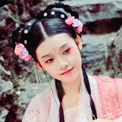 粉衣少女心帶團扇女生頭像，唯美古風真人頭像