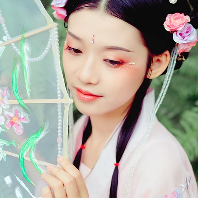 粉衣少女心帶團扇女生頭像，唯美古風真人頭像