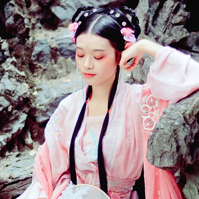 粉衣少女心帶團扇女生頭像，唯美古風真人頭像