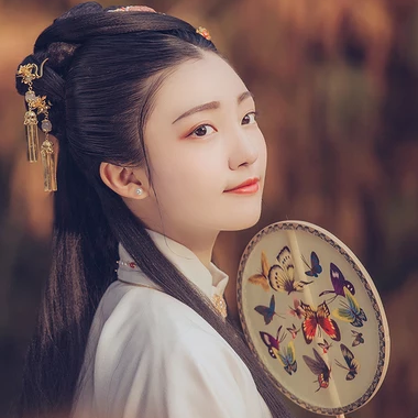 秋葉帶團扇女生頭像，唯美古風真人頭像