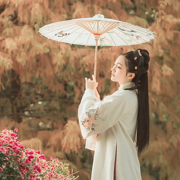 秋葉帶團扇女生頭像，唯美古風真人頭像