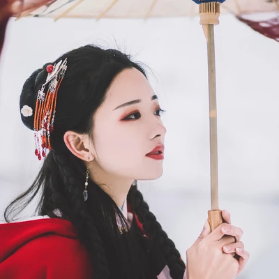 初雪紅披風帶傘女生頭像，唯美古風真人頭像