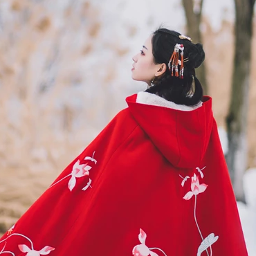 初雪紅披風帶傘女生頭像，唯美古風真人頭像