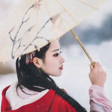 初雪紅披風帶傘女生頭像，唯美古風真人頭像