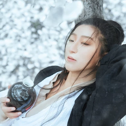 雪地霸氣喝酒女生頭像，唯美古風(fēng)真人頭像