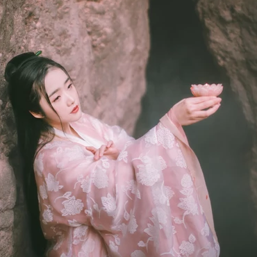 粉衣蓮燈女生頭像，唯美古風真人頭像