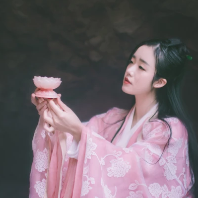 粉衣蓮燈女生頭像，唯美古風真人頭像