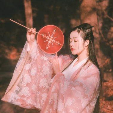粉衣蓮燈女生頭像，唯美古風真人頭像