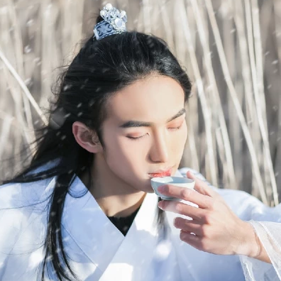 雪飄帶折扇白衣男生頭像，唯美古風真人頭像