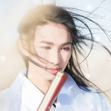 雪飄帶折扇白衣男生頭像，唯美古風真人頭像