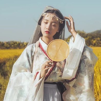 稻田飄香帶傘女生頭像，唯美古風真人頭像