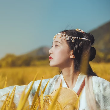 稻田飄香帶傘女生頭像，唯美古風真人頭像