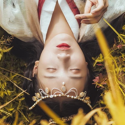 稻田飄香帶傘女生頭像，唯美古風真人頭像