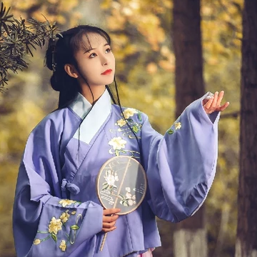 高貴優雅紫衣帶團扇女生頭像，唯美古風真人頭