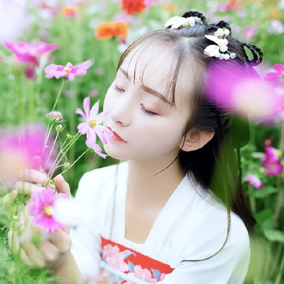 小清新花朵帶團扇女生頭像，唯美古風真人頭像