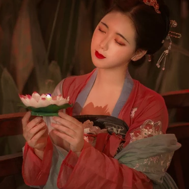 紅紗帶團扇女生頭像，唯美古風真人頭像