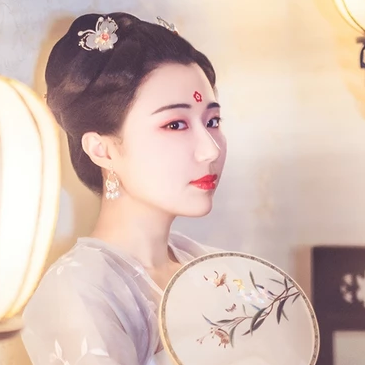 燈下帶團扇女生頭像，唯美古風真人頭像