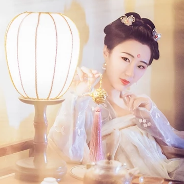 燈下帶團扇女生頭像，唯美古風真人頭像