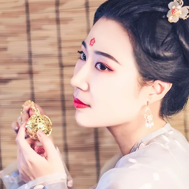 燈下帶團扇女生頭像，唯美古風真人頭像