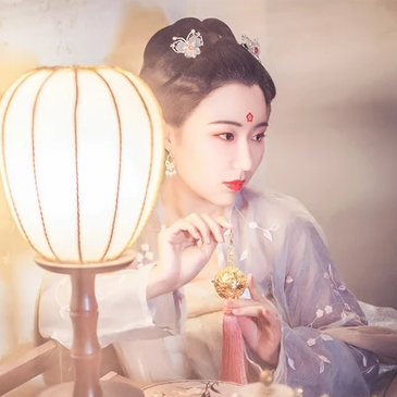 燈下帶團扇女生頭像，唯美古風真人頭像