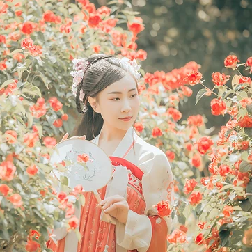 花開帶團(tuán)扇女生頭像，唯美古風(fēng)真人頭像
