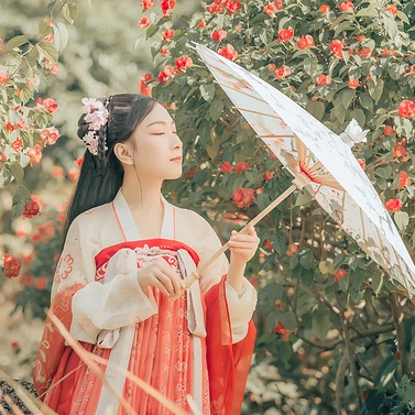 花開帶團(tuán)扇女生頭像，唯美古風(fēng)真人頭像