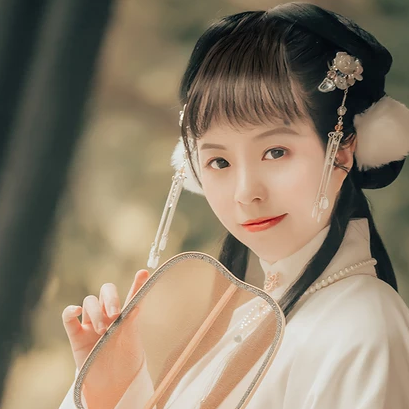文藝復古帶團扇女生頭像，唯美古風真人頭像