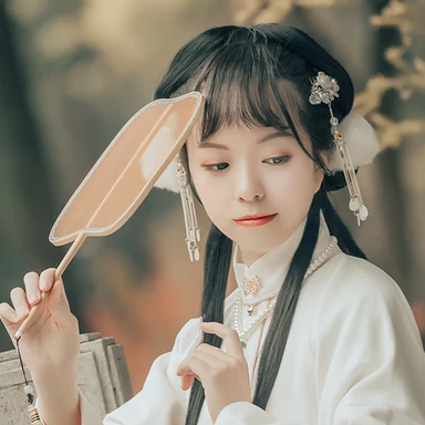 文藝復古帶團扇女生頭像，唯美古風真人頭像