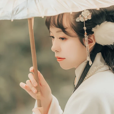 文藝復古帶團扇女生頭像，唯美古風真人頭像
