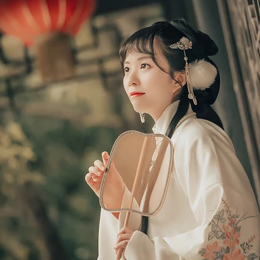 文藝復古帶團扇女生頭像，唯美古風真人頭像