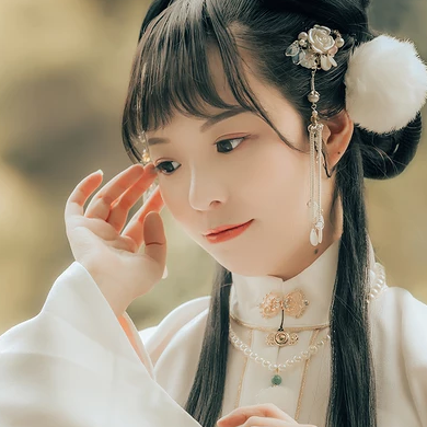 文藝復古帶團扇女生頭像，唯美古風真人頭像