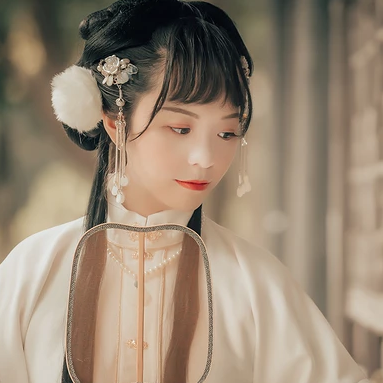 文藝復古帶團扇女生頭像，唯美古風真人頭像