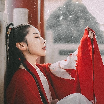 雪紛紛紅衣帶傘女生頭像，唯美古風真人頭像