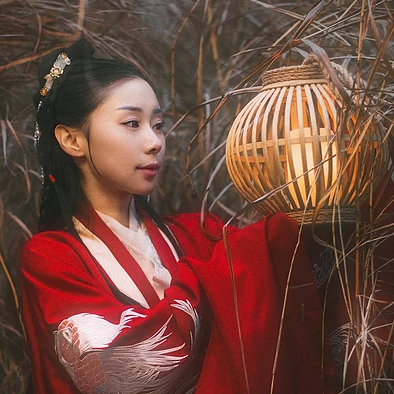 雪紛紛紅衣帶傘女生頭像，唯美古風真人頭像