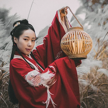 雪紛紛紅衣帶傘女生頭像，唯美古風真人頭像