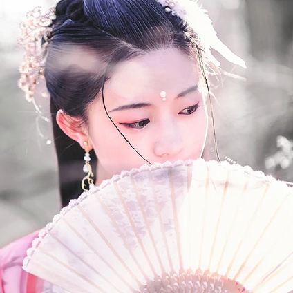 雪仙子紅衣帶折扇女生頭像，唯美古風真人頭像