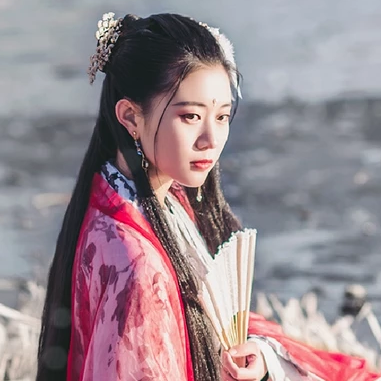 雪仙子紅衣帶折扇女生頭像，唯美古風真人頭像