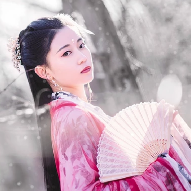 雪仙子紅衣帶折扇女生頭像，唯美古風真人頭像