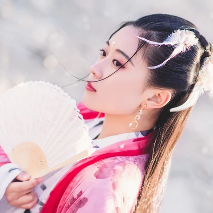 雪仙子紅衣帶折扇女生頭像，唯美古風真人頭像