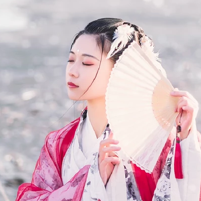 雪仙子紅衣帶折扇女生頭像，唯美古風真人頭像