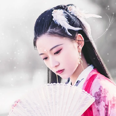 雪仙子紅衣帶折扇女生頭像，唯美古風真人頭像