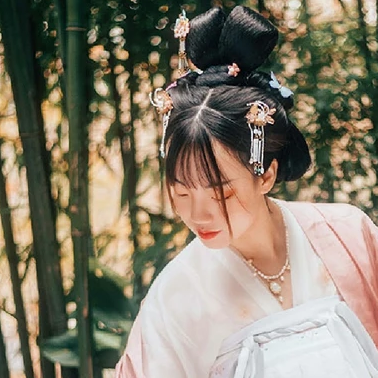 粉衣帶團扇女生頭像，唯美古風真人頭像