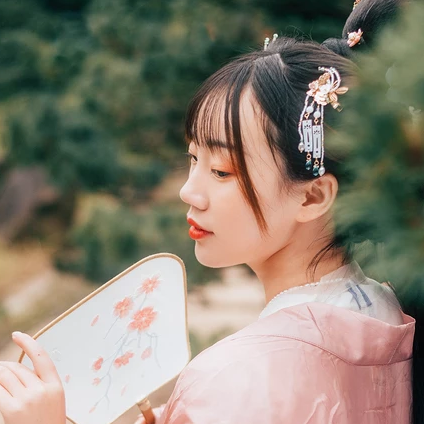 粉衣帶團扇女生頭像，唯美古風真人頭像