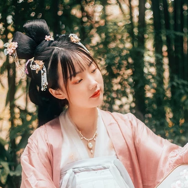 粉衣帶團扇女生頭像，唯美古風真人頭像