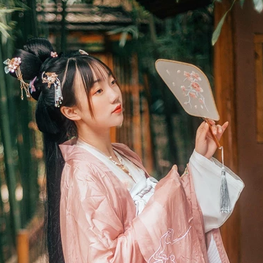 粉衣帶團扇女生頭像，唯美古風真人頭像