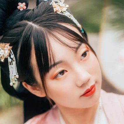 粉衣帶團扇女生頭像，唯美古風真人頭像