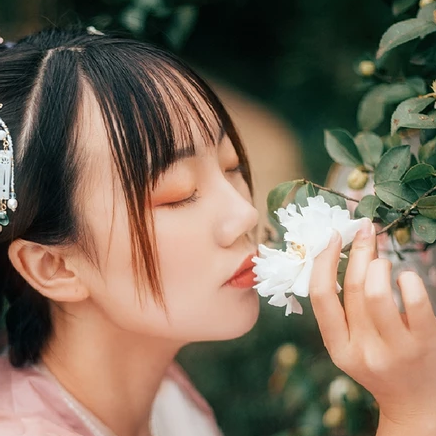 粉衣帶團扇女生頭像，唯美古風真人頭像
